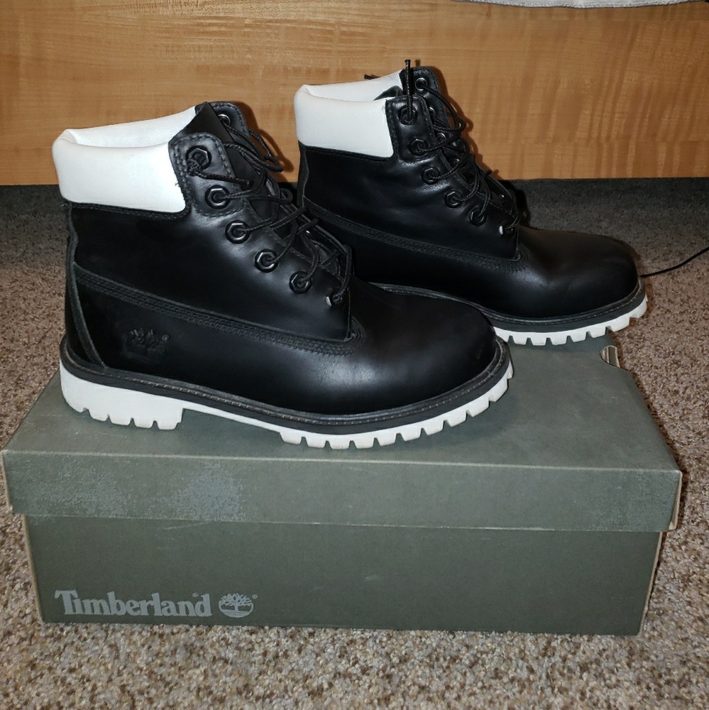 YOUTH Black Leather Timberland Boots